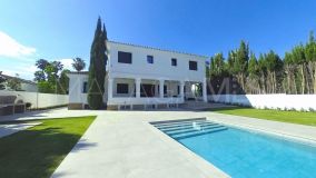 Villa for sale in La Alzambra, Nueva Andalucia