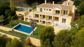 Villa en venta en Los Arqueros, Benahavis