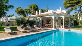 Villa for sale in El Paraiso Playa, Estepona Est