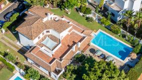 Villa for sale in El Paraiso Playa, Estepona Est