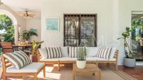 Villa for sale in El Paraiso Playa, Estepona Est
