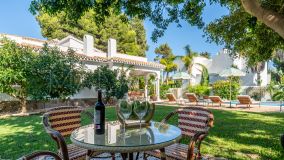 Villa for sale in El Paraiso Playa, Estepona Est