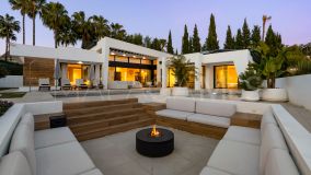 Villa for sale in Los Naranjos, Nueva Andalucia