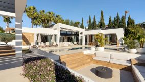 Villa for sale in Los Naranjos, Nueva Andalucia