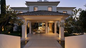 Villa for sale in Los Naranjos, Nueva Andalucia