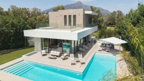 Villa for sale in La Cerquilla, Nueva Andalucia