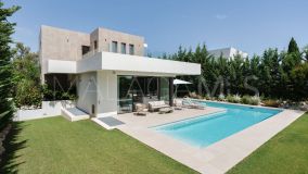 Villa for sale in La Cerquilla, Nueva Andalucia