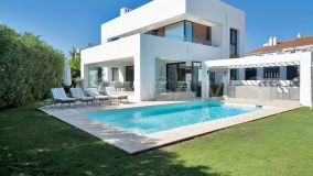 Villa for sale in El Paraiso, Estepona East