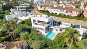 Villa for sale in El Paraiso, Estepona East