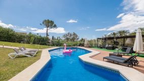 Villa for sale in Los Naranjos, Nueva Andalucia