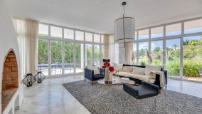 Villa for sale in Los Naranjos, Nueva Andalucia