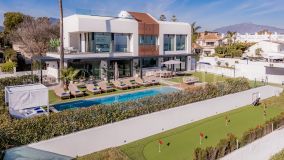 Villa en venta con 5 dormitorios en Estepona
