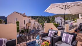 Spacious and bright townhouse in El Casar, one of the most sought after urbanizations in Benahavis for its fantastic location and awesome mountain views.