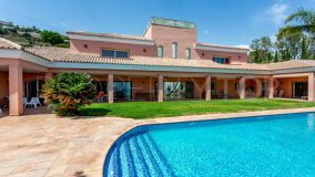 Magnificent villa in a secluded location close to everything