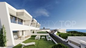 Casas adosadas pintorescas de diseño futurista con vistas al mar