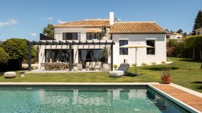 Villa for sale in Altos del Paraiso, Benahavis
