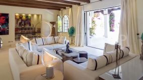 Villa for sale in Estepona Playa with 9 bedrooms
