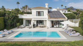 Villa for sale in Los Naranjos Golf, Nueva Andalucia