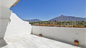 Única y espaciosa casa adosada en urb. Los Toreros junto a la plaza de toros de Puerto Banús. Totalmente privado y tranquilo. Espectaculares vistas hacia La Concha. A poca distancia de Puerto Banús, la playa, las tiendas y restaurantes.