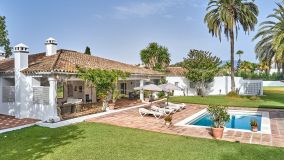 Excelente oportunidad en Casasola, Estepona: Amplia villa de 6 dormitorios con enorme jardín, piscina privada y a sólo 500 metros del mar.