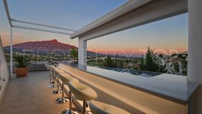 La joya de Nueva Andalucía: Espectacular villa de 7 dormitorios con piscina infinita y terrazas panorámicas
