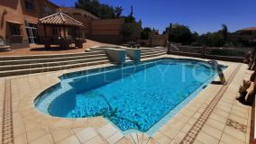Gran villa de 6 dormitorios con piscina y jacuzzi en Calla Mijas en venta