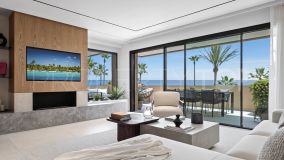 Vivir en primera línea de playa en Costalita del Mar: Moderno apartamento reformado con amplias vistas al mar y servicios exclusivos