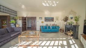 Buy villa with 9 bedrooms in Benalmadena