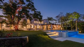 Villa for sale in La Cerquilla, Nueva Andalucia