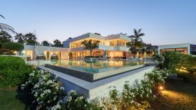 Villa for sale in La Cerquilla, Nueva Andalucia