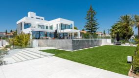Villa for sale in Altos del Paraiso, Benahavis
