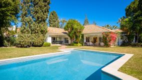 For sale villa with 6 bedrooms in Guadalmina Baja