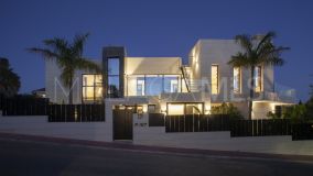 Villa for sale in Parcelas del Golf, Nueva Andalucia