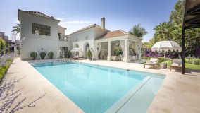Villa for sale in La Cerquilla, Nueva Andalucia
