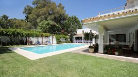 Villa en venta en Guadalmansa Playa, Estepona Este