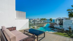 Moderna casa adosada con vistas al mar en residencia en primera línea de playa en Estepona