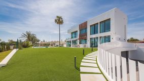 Villa en venta en Beach Side New Golden Mile, Estepona Este