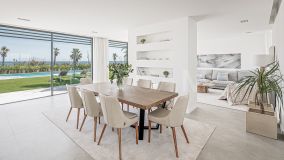 Villa en venta en Beach Side New Golden Mile, Estepona Este