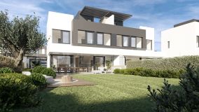 Villa adosada recién construida con sótano y jardín privado en Atalaya - Estepona
