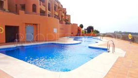 Amplio apartamento con piscina y vistas al mar en Cancelada, Estepona