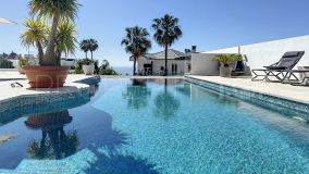 Preciosa Villa con Vistas Panorámicas al Mar y a la Montaña en Seghers, Estepona