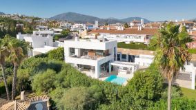 Villa for sale in El Paraiso, Estepona East