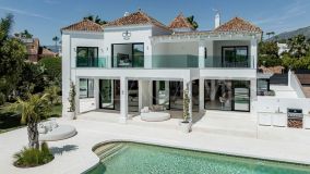Villa for sale in Parcelas del Golf, Nueva Andalucia