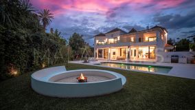 Villa for sale in Parcelas del Golf, Nueva Andalucia
