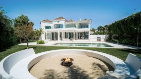 Villa for sale in Parcelas del Golf, Nueva Andalucia