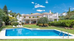 Villa for sale in El Paraiso, Estepona Est