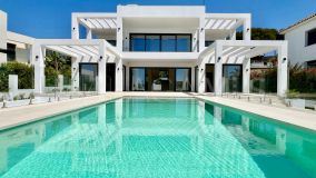 Villa en venta en Elviria, Marbella Este