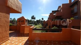 Super spacious and sunny first floor apartment, located in the Alhambra del Golf Urbanization with south east orientation;