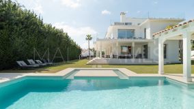 Villa en venta en La Pera, Nueva Andalucia