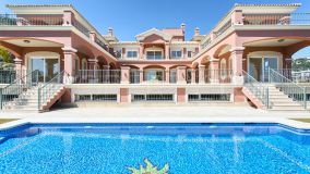 Villa for sale in Los Arqueros with 9 bedrooms